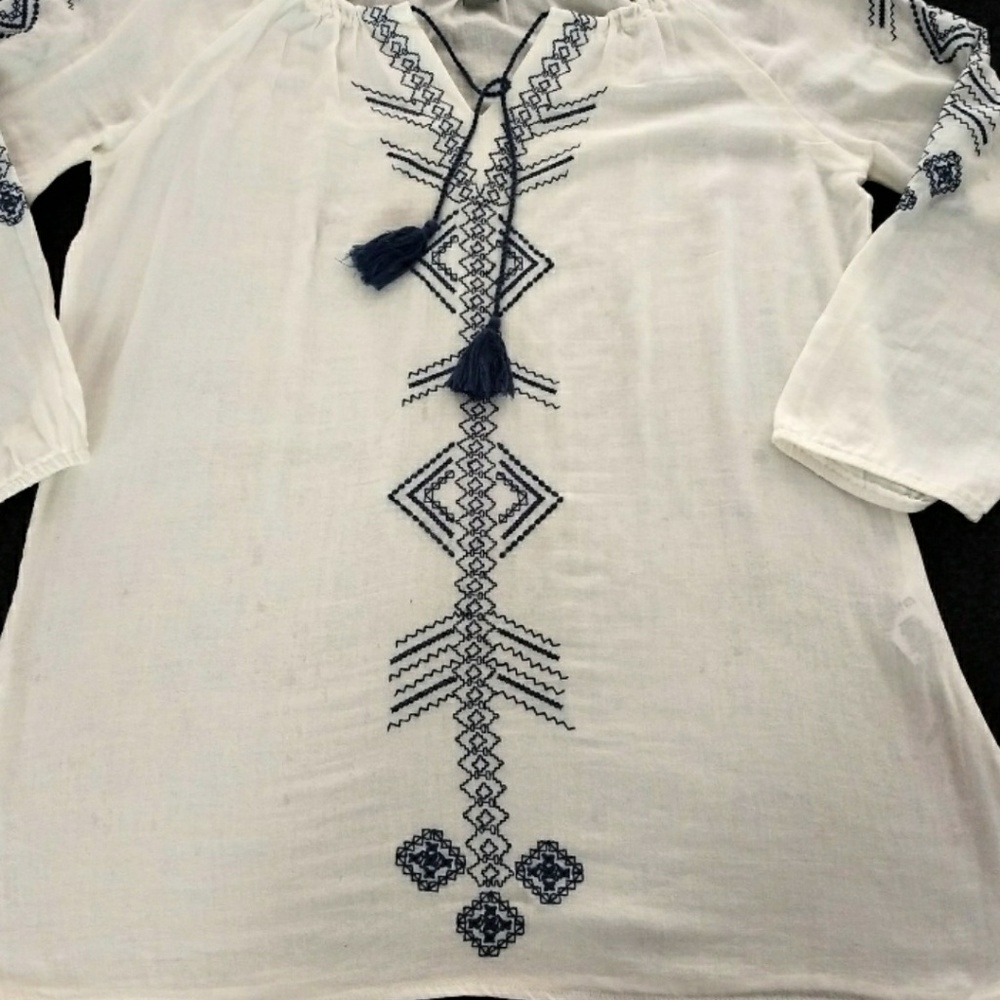 ☮️White blue Embroidery detailing top🌼 - Picture 2 of 7